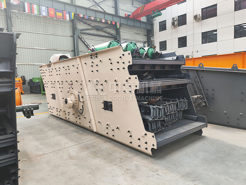 Three-layer vibrating screen